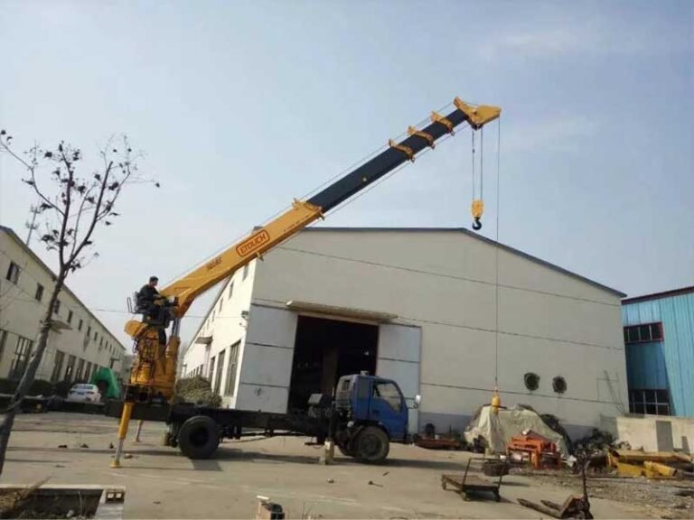 16Ton Telescopic boom truck mounted crane 1