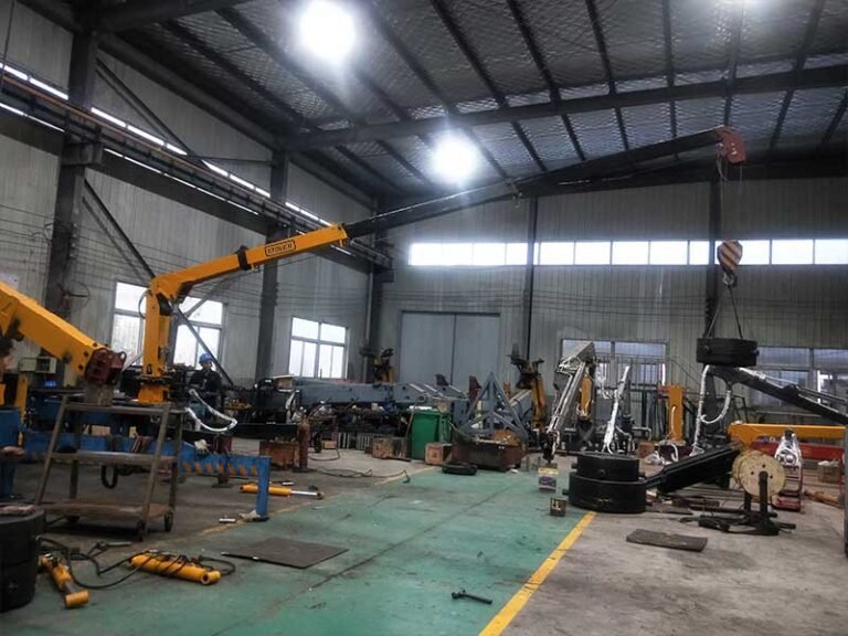 3.2Ton telescopic boom marine crane 1