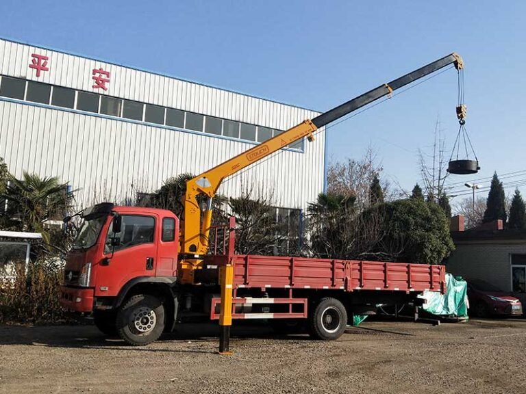 5Ton Telescopic boom truck mounted crane 2